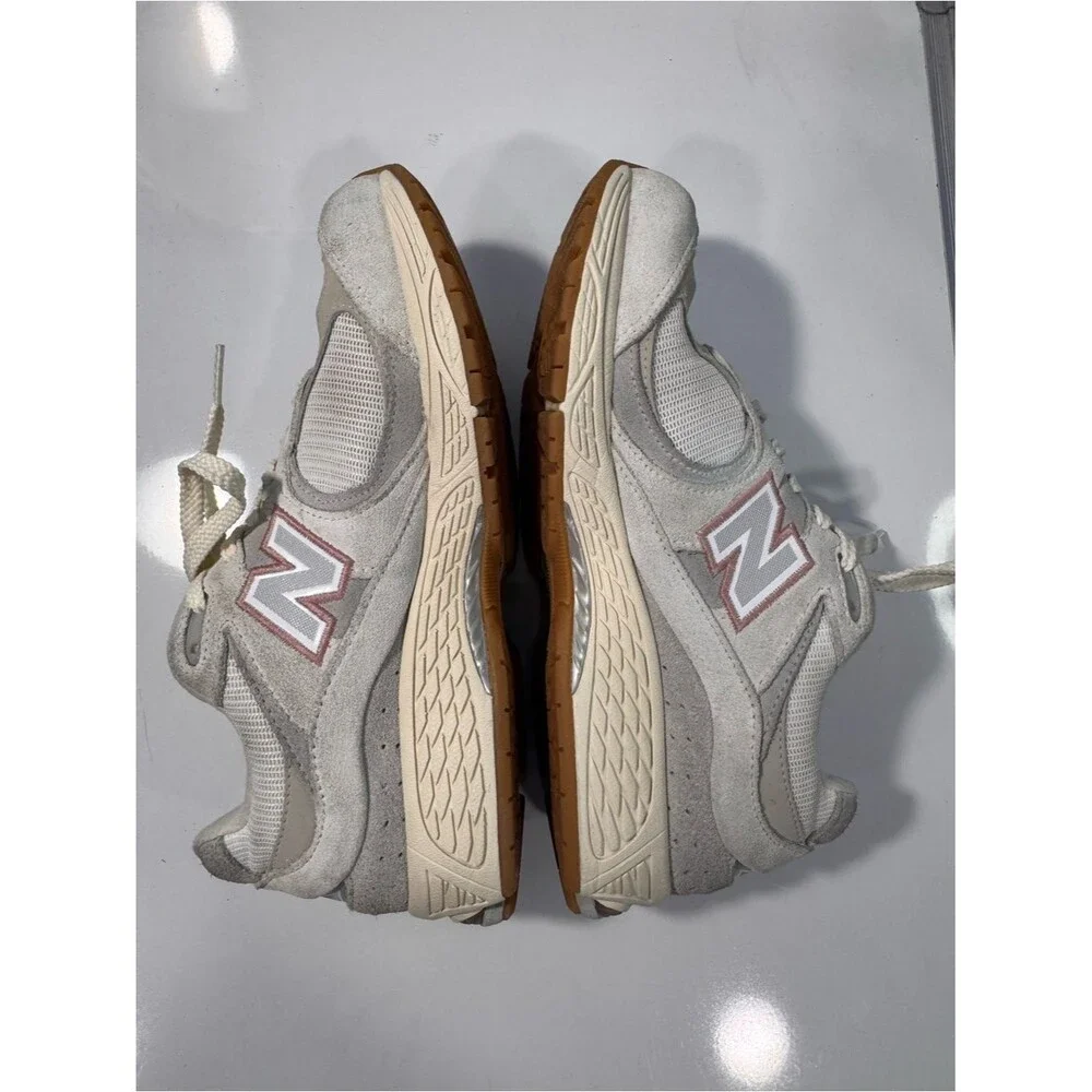 New Balance 2002R Cream Beige Gray Sneakers Men’s Size 7 Women’s 8.5